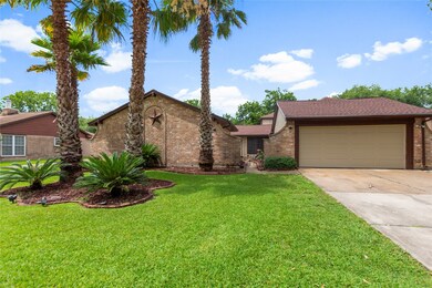513 Point Clear Dr, Friendswood, TX 77546 - photo 2