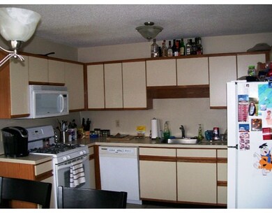 64 Tennis Plaza Rd unit 10, Dracut, MA 01826 - photo 2