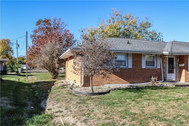 231 Circle Dr, Mattoon, IL 61938 - photo 2