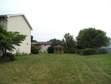 206 Robin Dr, Kingston, PA 18704 - photo 3