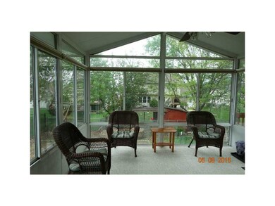 3-Seasons Porch/Room. Relaxing 3 seasons room with