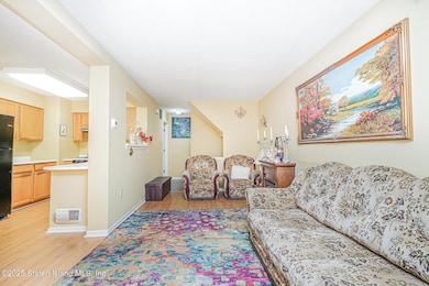(7) LIVING ROOM