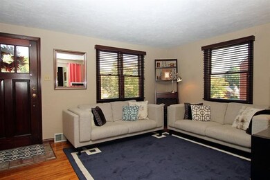 LIVING ROOM / ENTRY