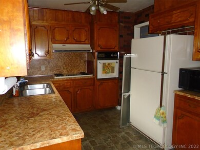 Very nice kitchen, plenty of cabinets. appliances