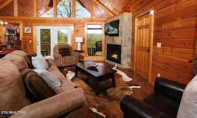 pigeon-forge-cabin-splash-of-romance-liv