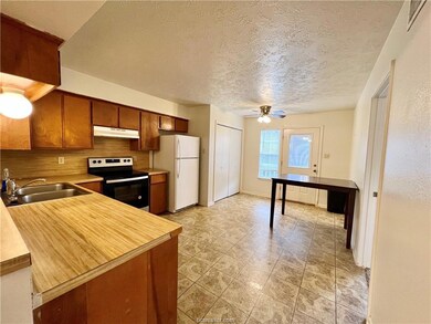 713 Vassar Ct unit C, College Station, TX 77840 - photo 5
