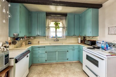 Eat-In Kitchen