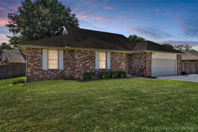 Come Home to quiet privacy in Morrow Ridge....Awes