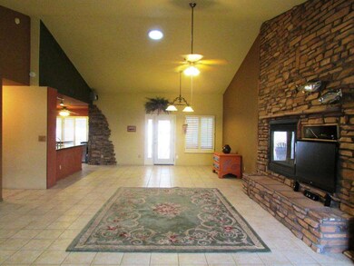 Great Room W/Vaulted Ceilings