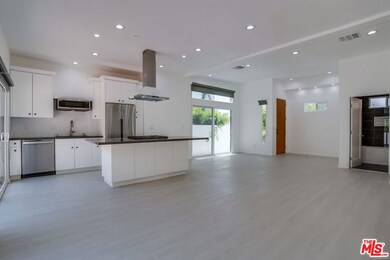 1655 1/2 S Longwood Ave, Los Angeles, CA 90019 - photo 2