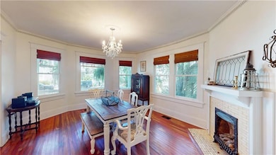 Front room w/baywindows