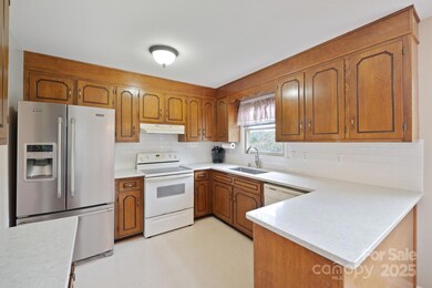 409 Cardinal Dr, Newton, NC 28658 - photo 7