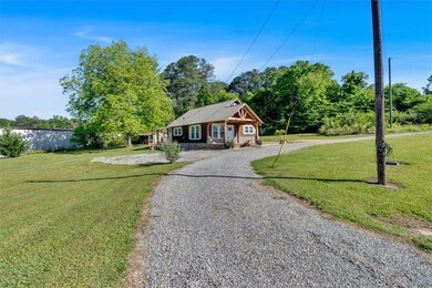 Ranch-style home with curved driveway and a front 