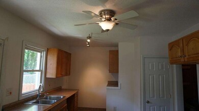 52 Emily St, Springfield, MA 01109 - photo 3