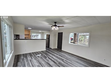 401 N Comstock Ave, Sutherlin, OR 97479 - photo 4