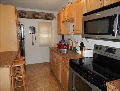 KITCHEN WITH APPLIANCES