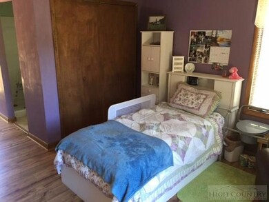 Extra room/craft/den