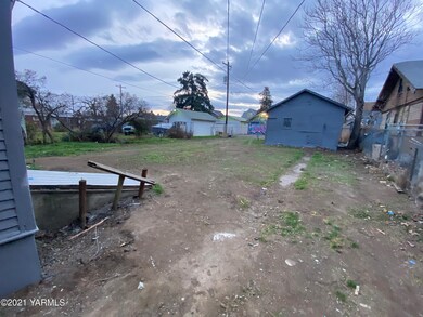 204 s 8th backyard