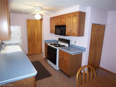 Another view of the kitchen and the work space. Pa