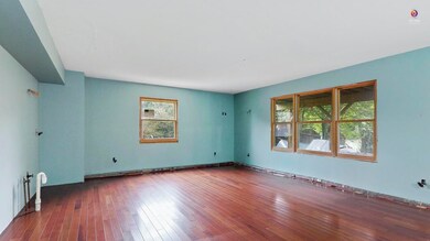 8 160 Wiley Rd Family Room