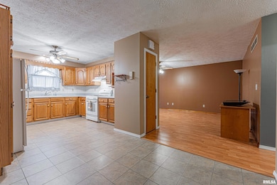 809 Tomahawk, Heyworth, IL 61745 - photo 4