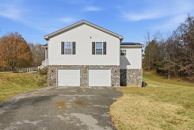 370 Robin Hood Dr, Christiansburg, VA 24073 - photo 4