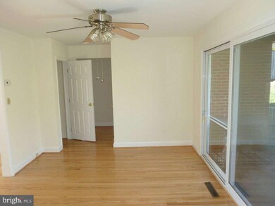 6804 Collinsdale Rd, Parkville, MD 21234 - photo 5