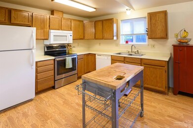 2236 SW 34th St, Redmond, OR 97756 - photo 5