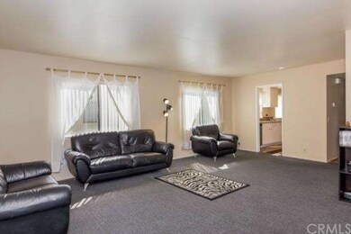 Spacious living room to entertain your guests or f