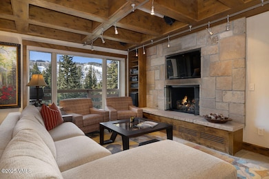 2504_treetops_4e_interior_living_b