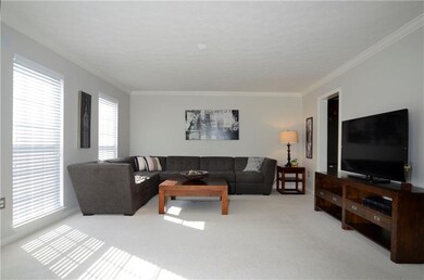 Large living room to which is great for entertaini