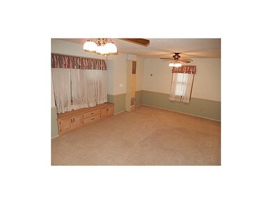 Large (22x13) family room with built-ins and 2 cei