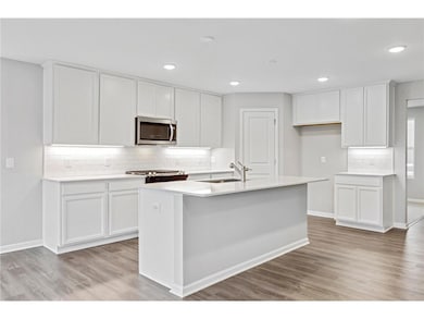 A large center Island, as shown in another Hampton. Colors and design features may vary.