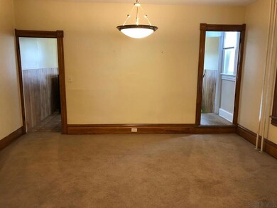 DINING ROOM - 661