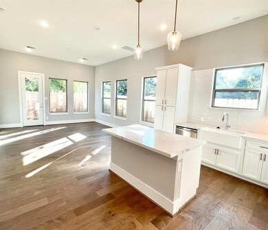 803 Thornton Rd unit E, Houston, TX 77018 - photo 4