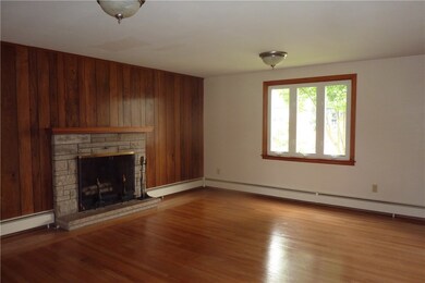 Beautiful Spacious Fireplaced Living Room~