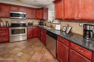 303 Shannon Dr, Long Pond, PA 18334 - photo 7