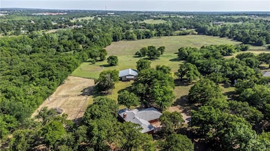 819 W Lakeview Dr, Guthrie, OK 73044 - photo 2