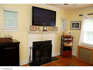 Living Room - Fireplace, Hardwod Floors & a Ceilin