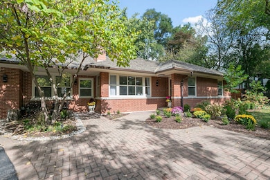 124 W Old Elm Rd, Lake Forest, IL 60045 - photo 2