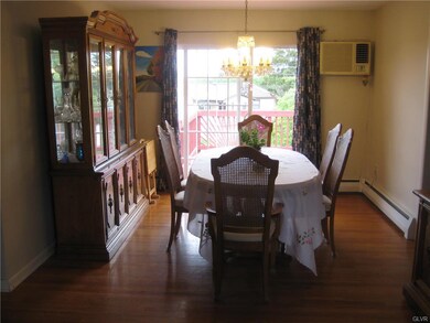 Dining room has sliders to deck, easy for outdoor 