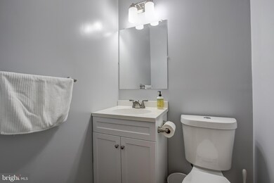 9113 Hamilton Dr, Fairfax, VA 22031 - photo 7