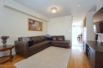 (5) LIVING ROOM