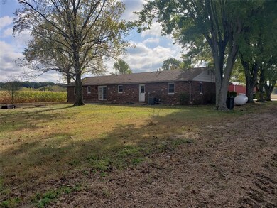 10222 E Us Highway 40, Effingham, IL 62401 - photo 2