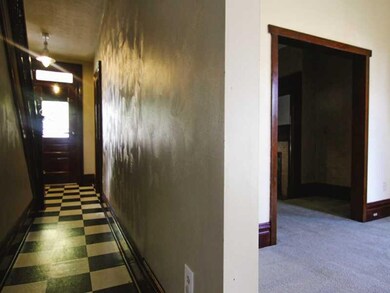Entry/Foyer.