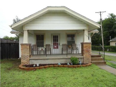 Great covered front porch (20 x 8)
