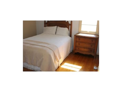 All 5 bedrooms are spacious.  The two bedrooms on 