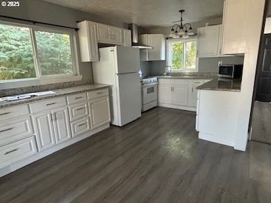 Kitchen-Breakfast Bar