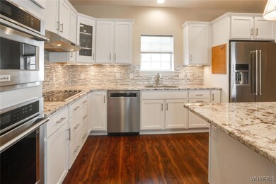 Roomy kitchen, Stainless Appiances, Granite