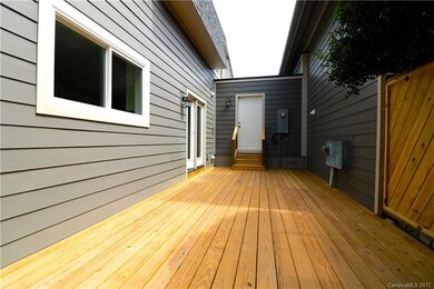 Even more deck space off the side of the kitchen. 